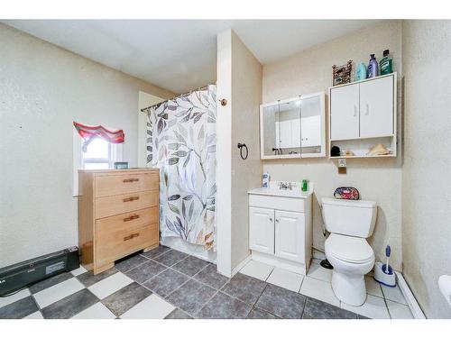 1208 41 Avenue North, Lethbridge, AB - Indoor Photo Showing Bathroom