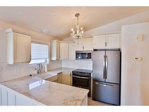 29-100 Fairmont Boulevard South, Lethbridge, AB - Indoor Photo Showing Kitchen With Stainless Steel Kitchen With Upgraded Kitchen