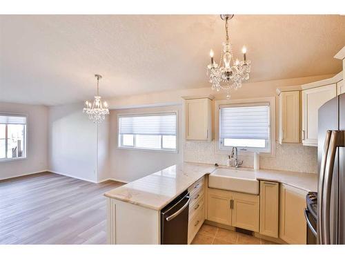 29-100 Fairmont Boulevard South, Lethbridge, AB - Indoor Photo Showing Kitchen With Stainless Steel Kitchen