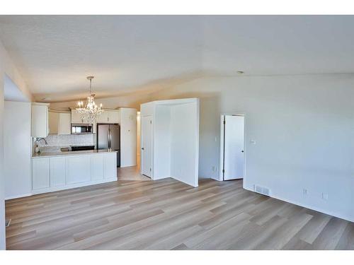 29-100 Fairmont Boulevard South, Lethbridge, AB - Indoor Photo Showing Kitchen