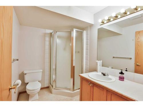 29-100 Fairmont Boulevard South, Lethbridge, AB - Indoor Photo Showing Bathroom