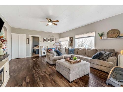 470 22 Street, Fort Macleod, AB - Indoor Photo Showing Living Room