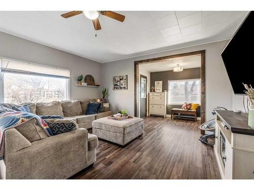 470 22 Street, Fort Macleod, AB - Indoor Photo Showing Living Room