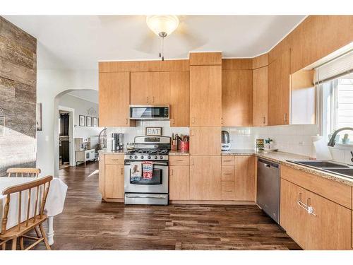 470 22 Street, Fort Macleod, AB - Indoor Photo Showing Kitchen With Double Sink