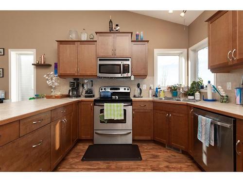 75 Jessie Robinson Close North, Lethbridge, AB - Indoor Photo Showing Kitchen With Double Sink