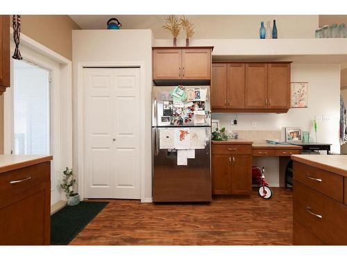 75 Jessie Robinson Close North, Lethbridge, AB - Indoor Photo Showing Kitchen