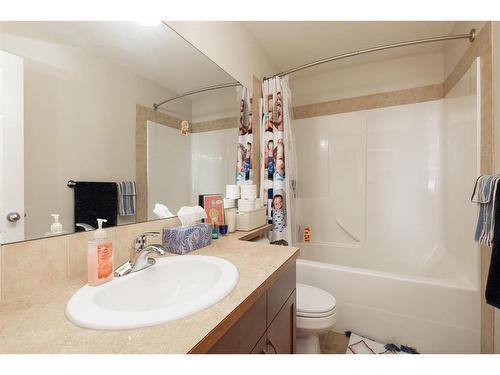 75 Jessie Robinson Close North, Lethbridge, AB - Indoor Photo Showing Bathroom