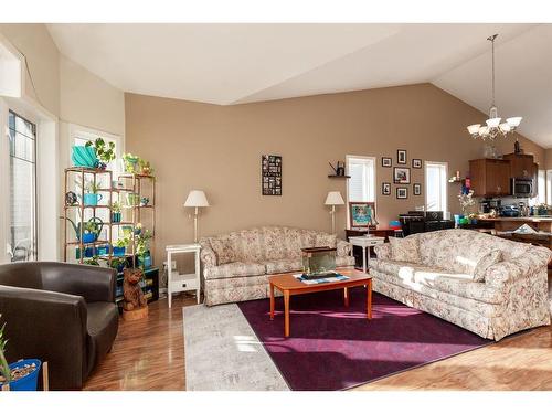 75 Jessie Robinson Close North, Lethbridge, AB - Indoor Photo Showing Living Room