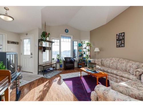 75 Jessie Robinson Close North, Lethbridge, AB - Indoor Photo Showing Living Room