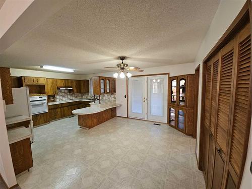 3725 Oak Drive South, Lethbridge, AB - Indoor Photo Showing Kitchen