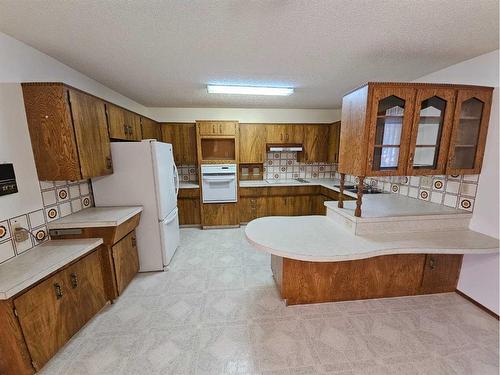 3725 Oak Drive South, Lethbridge, AB - Indoor Photo Showing Kitchen