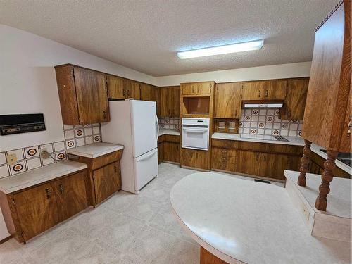 3725 Oak Drive South, Lethbridge, AB - Indoor Photo Showing Kitchen