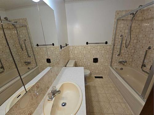 3725 Oak Drive South, Lethbridge, AB - Indoor Photo Showing Bathroom