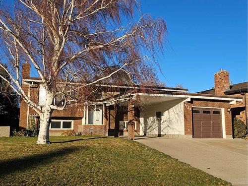 3725 Oak Drive South, Lethbridge, AB - Outdoor