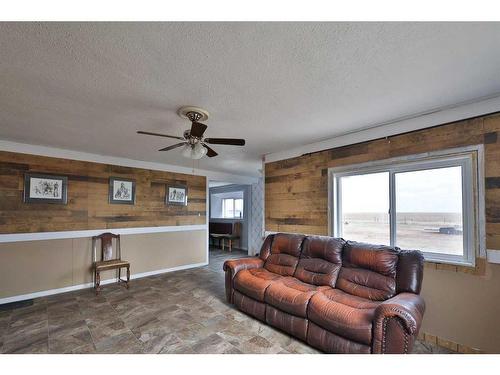 173038 Twp Rd 5-4, Rural Warner No. 5, County Of, AB - Indoor Photo Showing Living Room