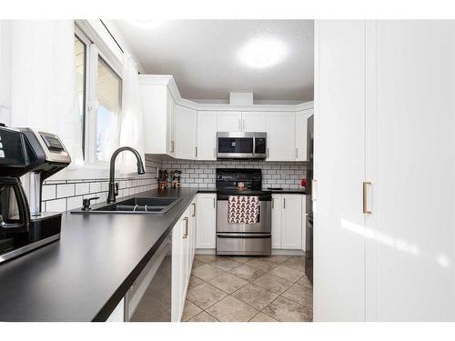 1136 St. David North, Lethbridge, AB - Indoor Photo Showing Kitchen With Double Sink