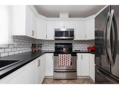 1136 St. David North, Lethbridge, AB - Indoor Photo Showing Kitchen With Stainless Steel Kitchen With Upgraded Kitchen