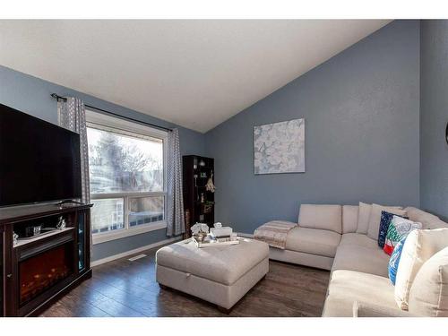 1136 St. David North, Lethbridge, AB - Indoor Photo Showing Living Room