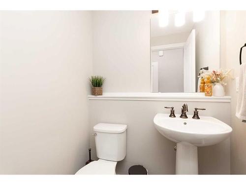 601 Bluebell Bay West, Lethbridge, AB - Indoor Photo Showing Bathroom