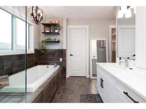 601 Bluebell Bay West, Lethbridge, AB - Indoor Photo Showing Bathroom