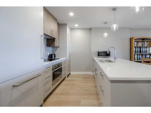 429-102 Scenic Drive North, Lethbridge, AB - Indoor Photo Showing Kitchen With Upgraded Kitchen