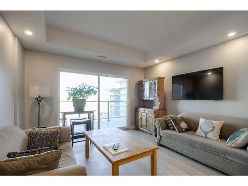 429-102 Scenic Drive North, Lethbridge, AB - Indoor Photo Showing Living Room