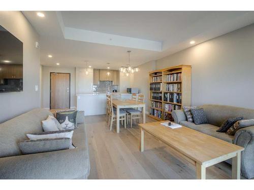 429-102 Scenic Drive North, Lethbridge, AB - Indoor Photo Showing Living Room