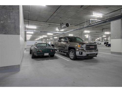 429-102 Scenic Drive North, Lethbridge, AB - Indoor Photo Showing Garage