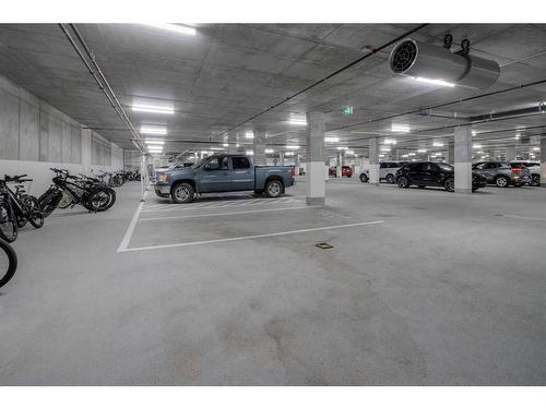 429-102 Scenic Drive North, Lethbridge, AB - Indoor Photo Showing Garage