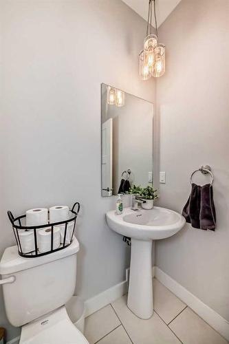 23 Country Meadows Boulevard West, Lethbridge, AB - Indoor Photo Showing Bathroom