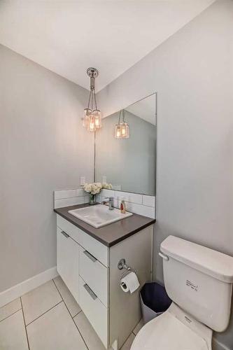 23 Country Meadows Boulevard West, Lethbridge, AB - Indoor Photo Showing Bathroom