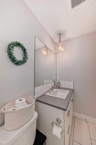 23 Country Meadows Boulevard West, Lethbridge, AB - Indoor Photo Showing Bathroom