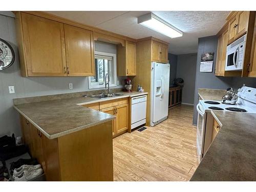 120 6 Avenue Ne, Milk River, AB - Indoor Photo Showing Kitchen With Double Sink