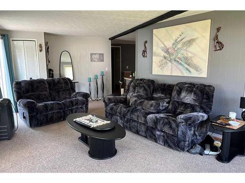 120 6 Avenue Ne, Milk River, AB - Indoor Photo Showing Living Room