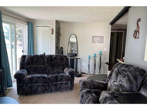 120 6 Avenue Ne, Milk River, AB - Indoor Photo Showing Living Room