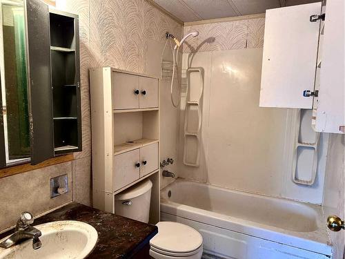 842 1 Street East, Cardston, AB - Indoor Photo Showing Bathroom