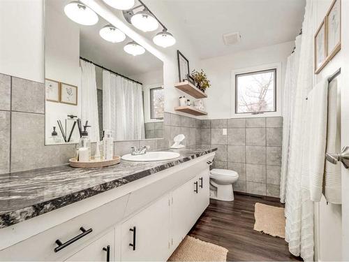 5210 51 Street, Taber, AB - Indoor Photo Showing Bathroom