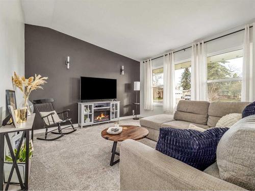 5210 51 Street, Taber, AB - Indoor Photo Showing Living Room