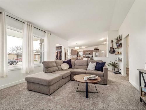 5210 51 Street, Taber, AB - Indoor Photo Showing Living Room