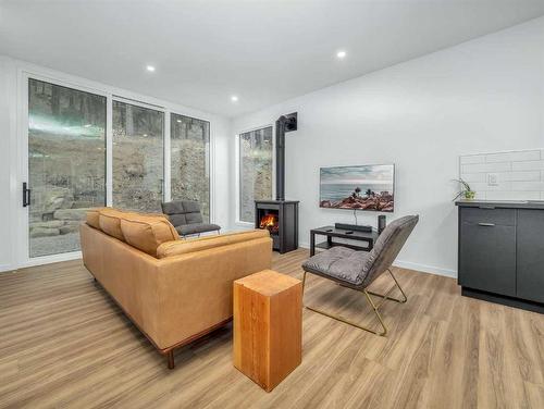 214 Southmore Place, Blairmore, AB - Indoor Photo Showing Living Room