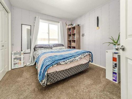 355 Fairmont Boulevard South, Lethbridge, AB - Indoor Photo Showing Bedroom