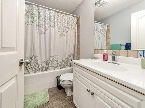 355 Fairmont Boulevard South, Lethbridge, AB - Indoor Photo Showing Bathroom