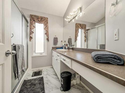 355 Fairmont Boulevard South, Lethbridge, AB - Indoor Photo Showing Bathroom