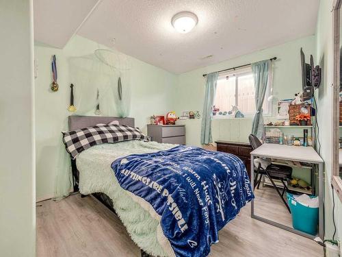 355 Fairmont Boulevard South, Lethbridge, AB - Indoor Photo Showing Bedroom