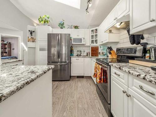 355 Fairmont Boulevard South, Lethbridge, AB - Indoor Photo Showing Kitchen With Stainless Steel Kitchen With Upgraded Kitchen