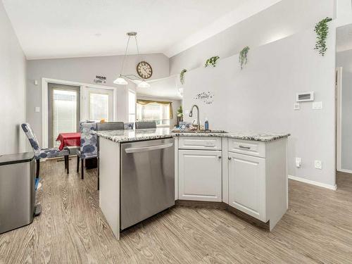 355 Fairmont Boulevard South, Lethbridge, AB - Indoor Photo Showing Kitchen With Upgraded Kitchen