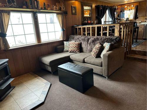 619 5A Avenue, Vauxhall, AB - Indoor Photo Showing Living Room