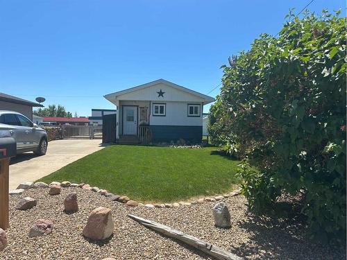 619 5A Avenue, Vauxhall, AB - Outdoor