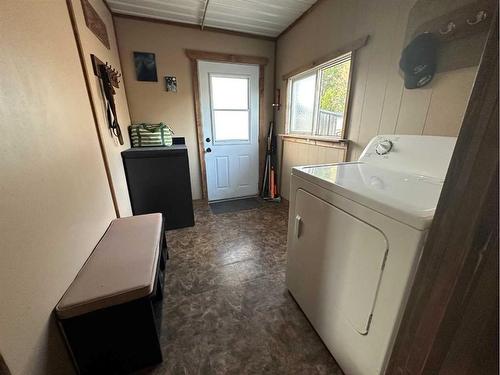 619 5A Avenue, Vauxhall, AB - Indoor Photo Showing Laundry Room