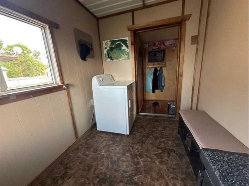 619 5A Avenue, Vauxhall, AB - Indoor Photo Showing Laundry Room